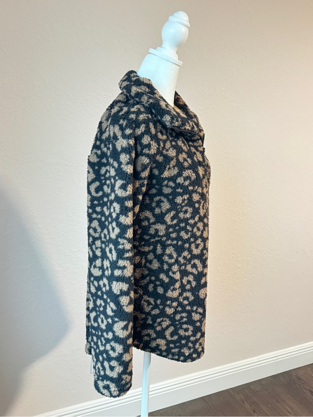 Koolaburra Ugg Sherpa Leopard Print Half-Zip Pullover Sweater size M black cream - Picture 4 of 6